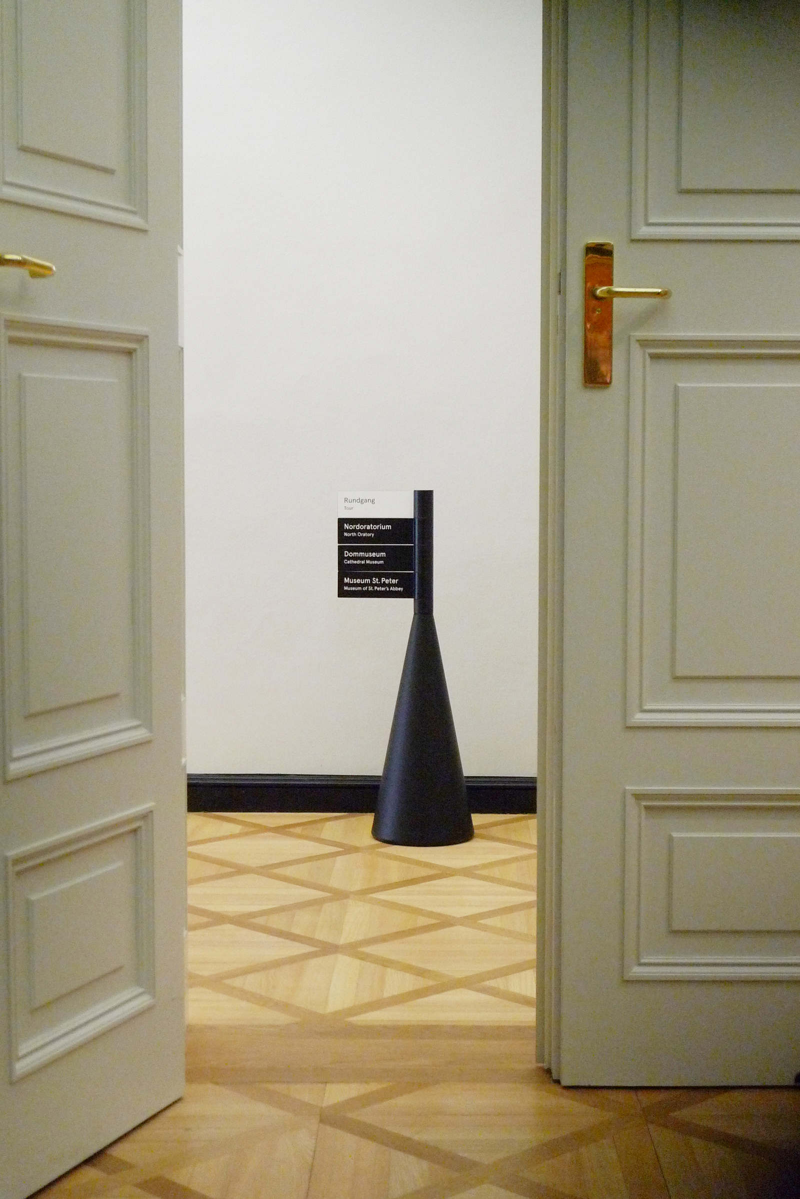 Signage System / Domquartier Salzburg